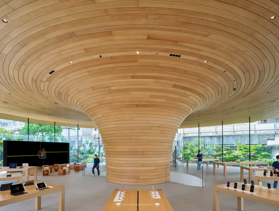   Cửa hàng hình trụ của Apple Central World khiến một số người có thể liên tưởng tới Steve Jobs Theater, bởi cả 2 đều có hình trụ tròn, nhưng mỗi nơi có một sự độc đáo riêng.  