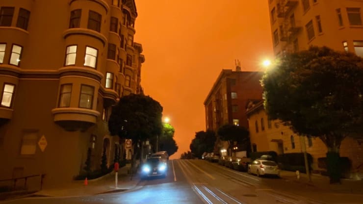   Đèn đường, đèn xe ô tô và căn hộ bật sáng vào khoảng trưa ngày 9/9, ở Russian Hill, San Francisco. Ảnh: CNBC.  