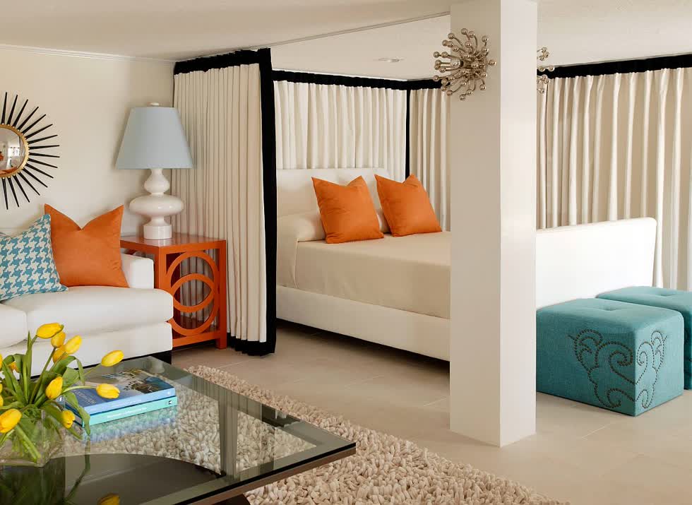 Phòng ngủ hiện đại với màu trắng với các điểm nhấn màu xanh và màu cam đáng yêu xung quanh.