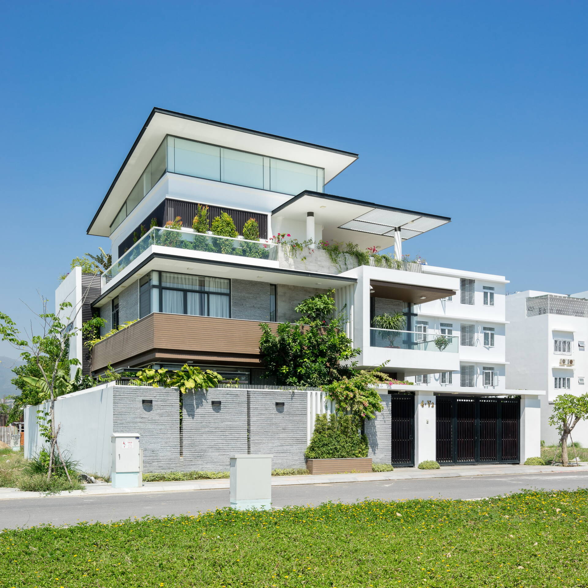 Ngôi nhà nằm ở khu quy hoạch mới của thành phố Nha Trang, xung quanh còn nhiều lô đất trống nên toàn bộ tầng lầu hứng trọn nắng chiều, vì thế cây xanh có tác dụng che nắng rất tốt. 