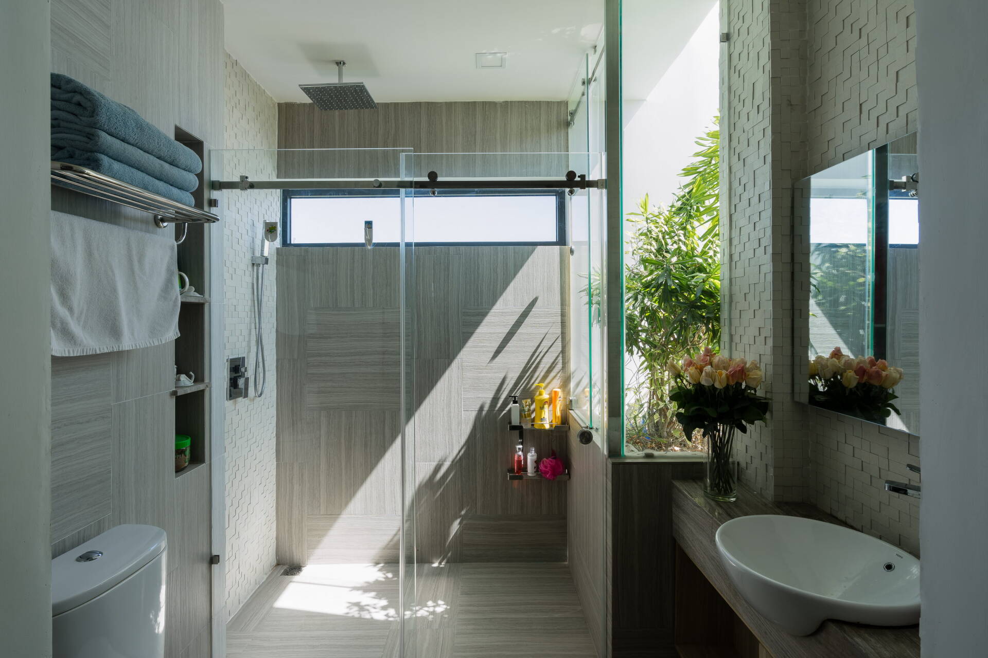 Phòng tắm cực nhiều ánh sáng và cây xanh mang lại sự thoải mái cho gia chủ sau ngày dài mệt mỏi. 