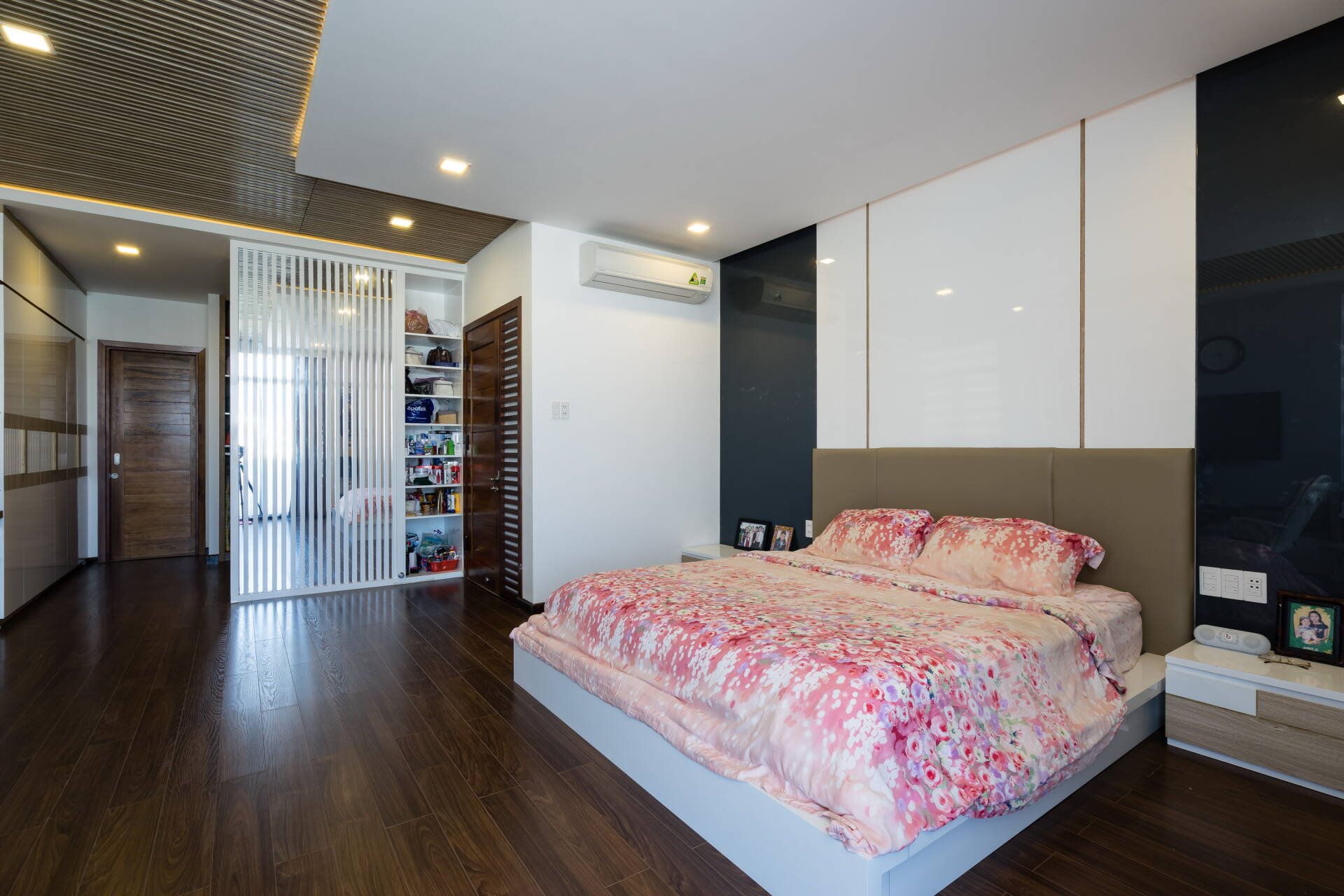 Các phòng ngủ có thiết kế tương tự nhau, sử dụng nội thất hiện đại, đơn giản.