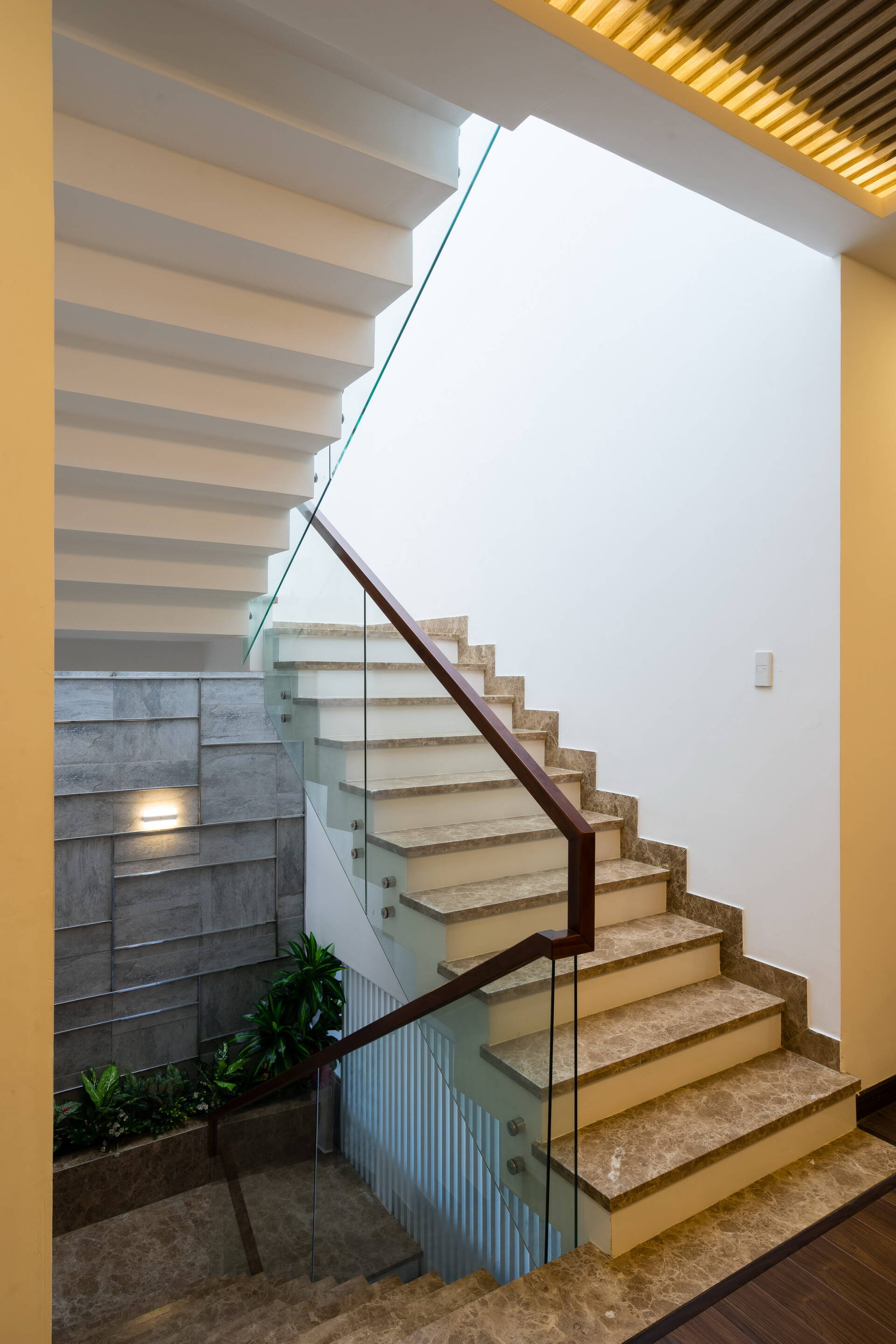  Cầu thang có thiết kế nhẹ nhàng kết nối các tầng.