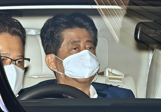 Thủ tướng Nhật Bản Shinzo Abe trong xe ô tô khi được đưa tới bệnh viện ở Tokyo ngày 24/8. Ảnh: Asahi 