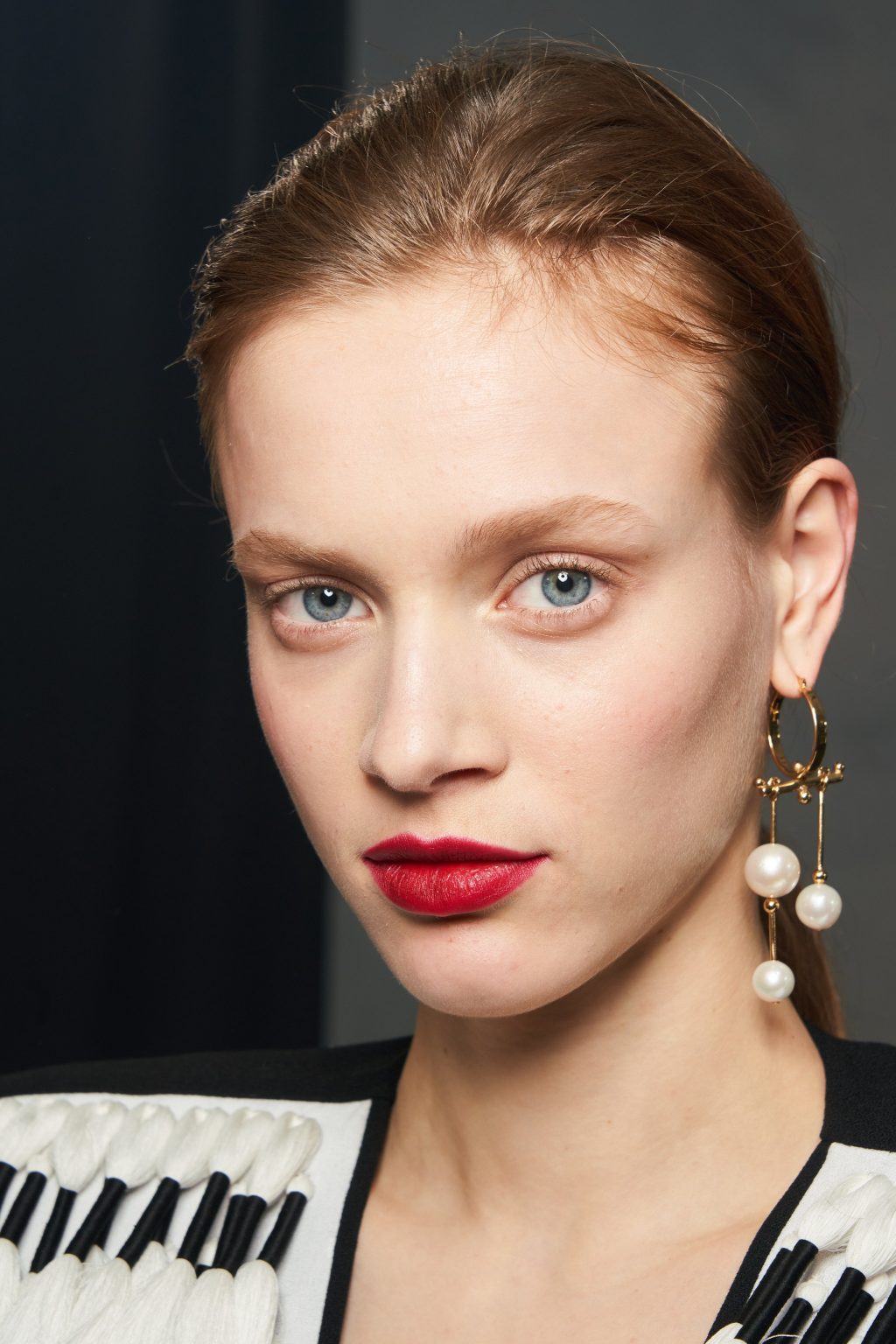 Đôi môi đỏ gợi cảm của người mẫu trong show diễn thời trang của thương hiệu Givenchy (Thu Đông 2020). Ảnh: Vogue. 