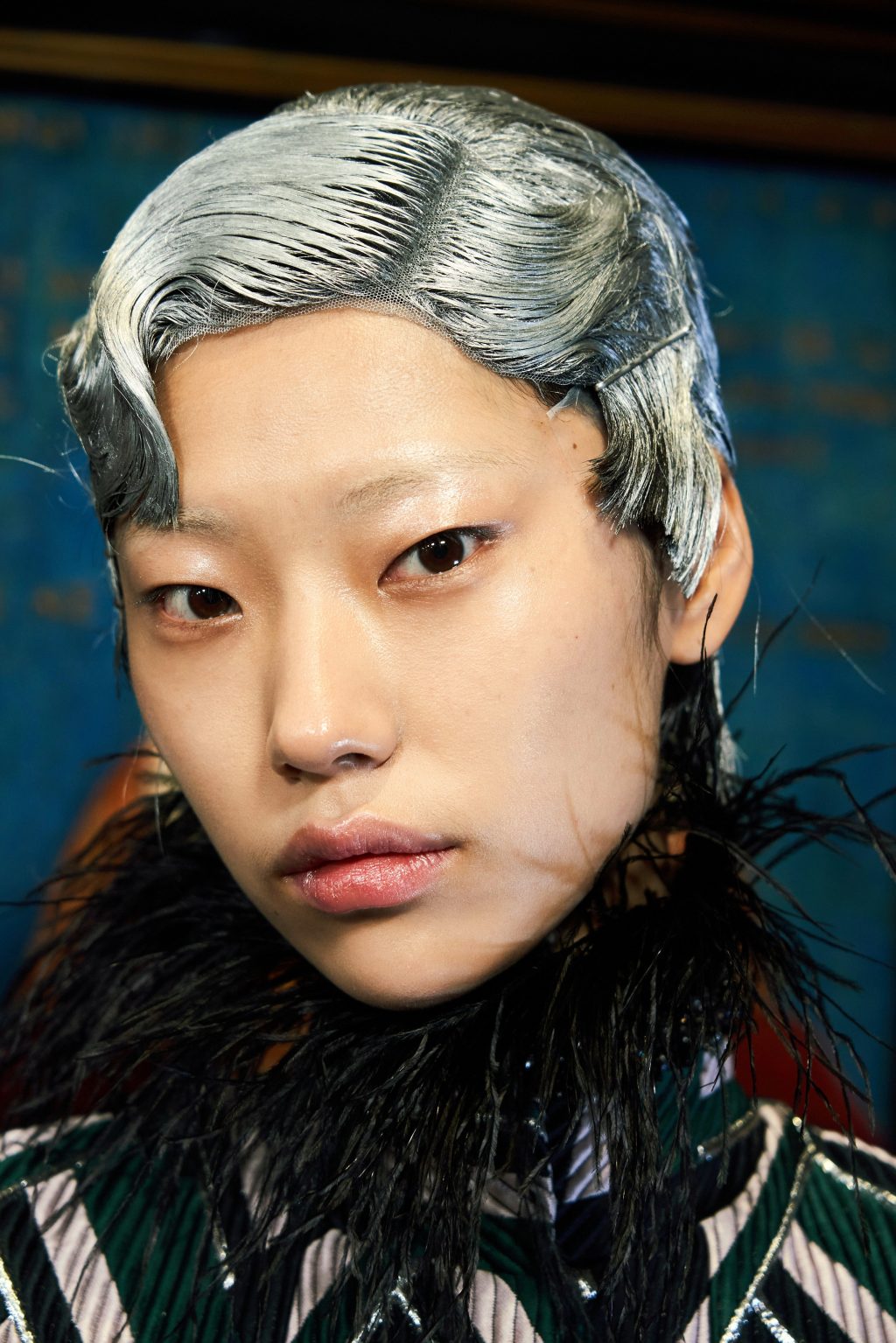 Tóc phủ bạc và dùng keo xịt cố định – Erdem Thu Đông 2020. Ảnh: Vogue 