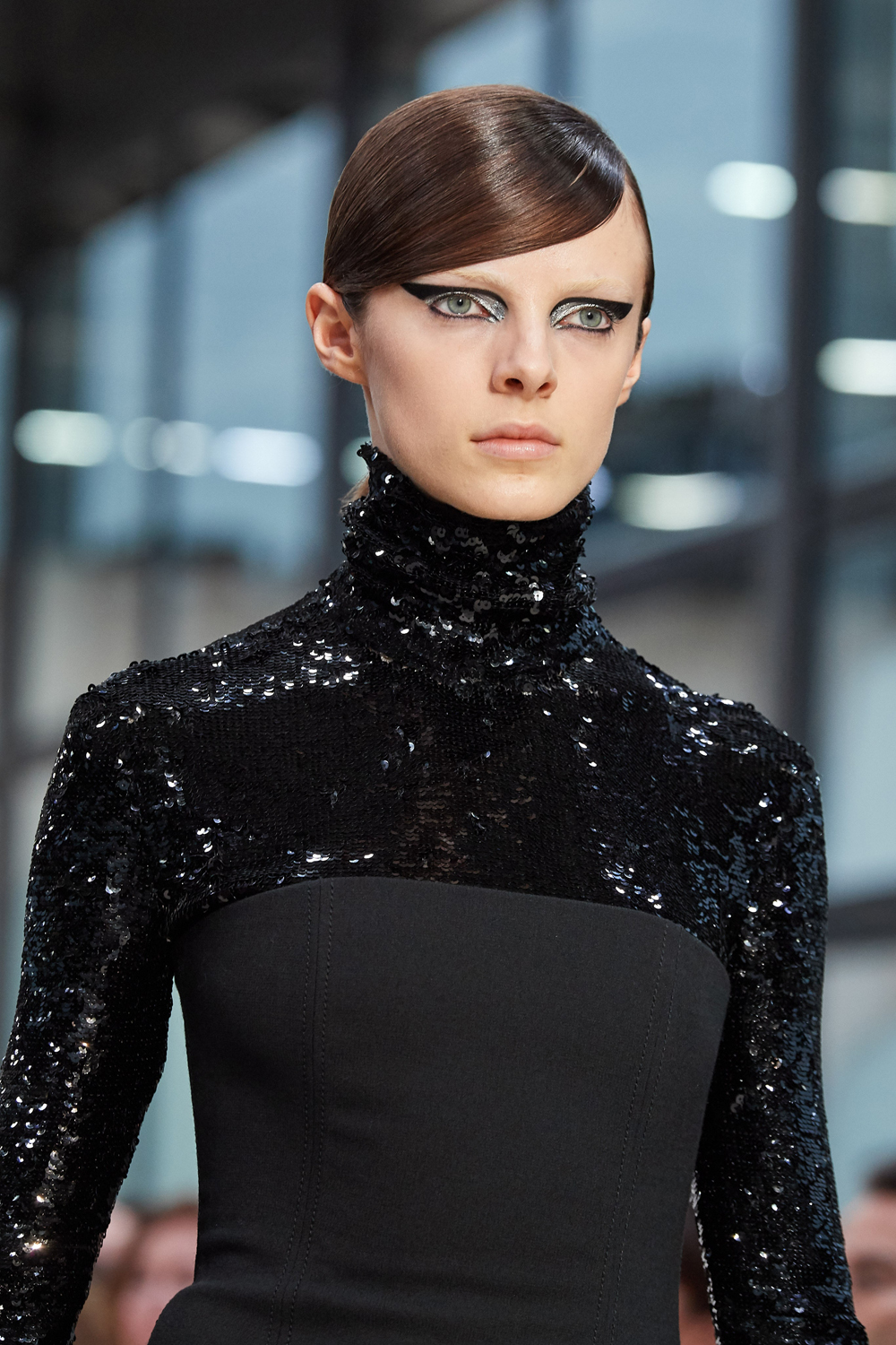 Đường kẻ mắt “bay” của người mẫu trên sàn diễn của Valentino Thu Đông 2020. Ảnh: Vogue 