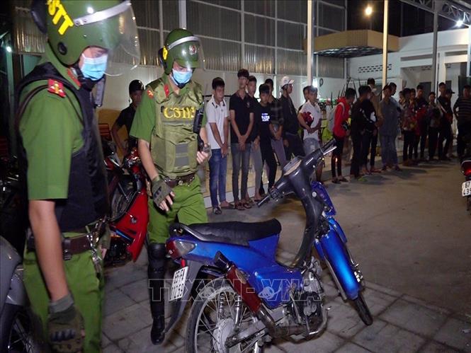 Lực lượng chức năng tỉnh An Giang bắt giữ nhóm thanh, thiếu niên đang tụ tập đua xe trái phép trên Quốc lộ 91. Ảnh: TTXVN 