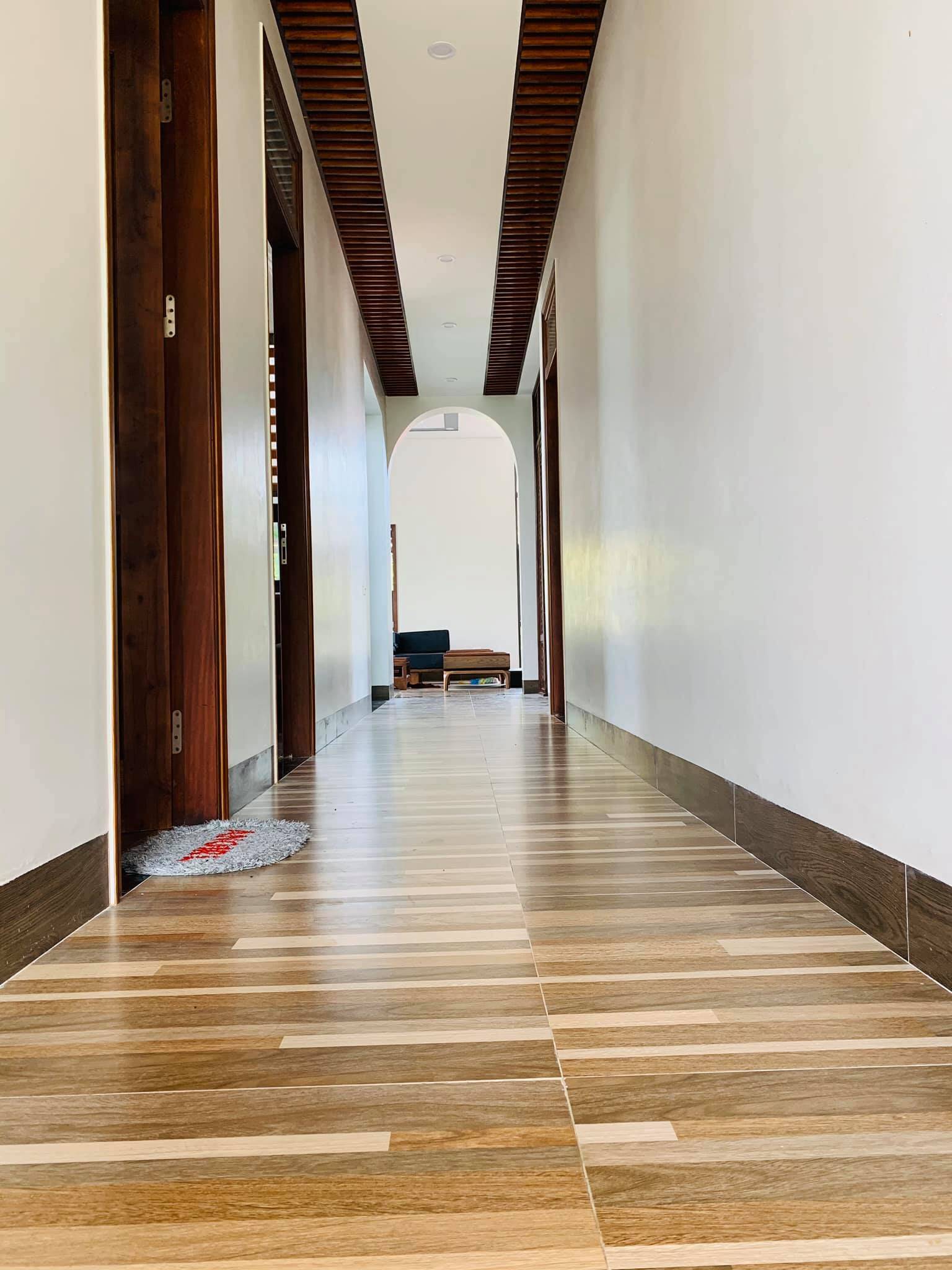 Hành lang bên trong của ngôi nhà được ốp gạch giả gỗ vừa tiết kiệm chi phí mà vẫn đẹp mắt .
