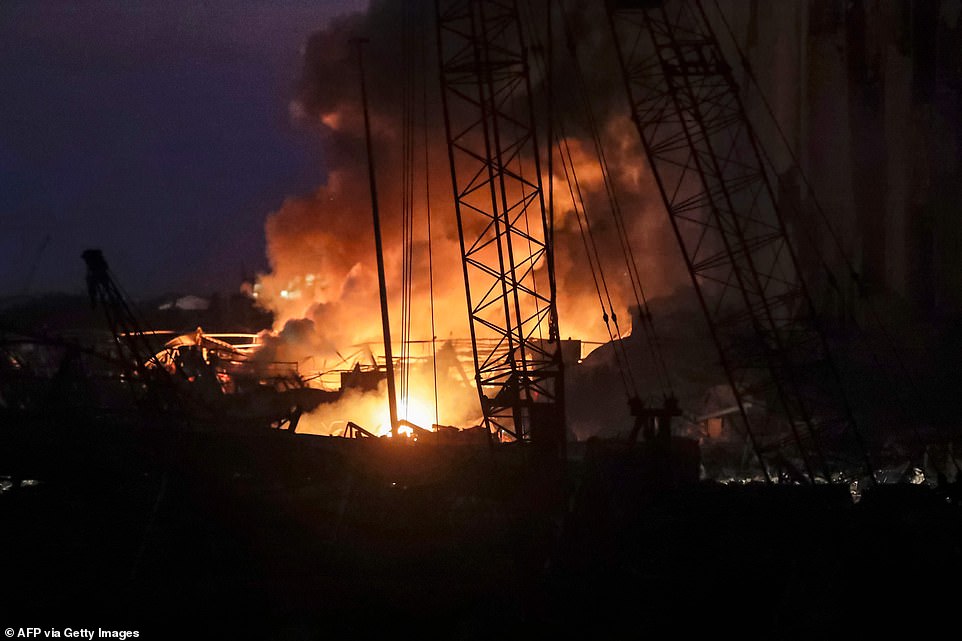 Hỏa hoạn tiếp tục bùng cháy tại khu công nghiệp đến tận đêm khuya ở Beirut sau vụ nổ chết người.