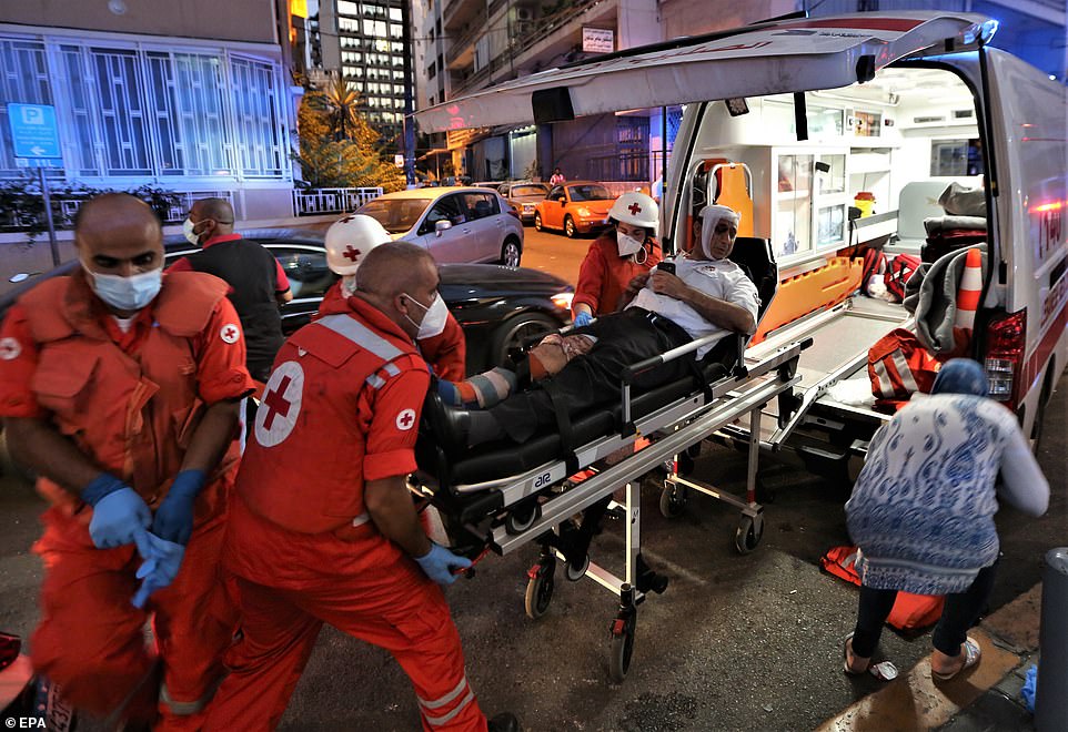 Nhân viên y tế chuyển một người bị thương từ Bệnh viện Najjar sang một bệnh viện khác ở khu vực Al-Hamra ở Beirut sau khi một số bệnh viện bị hư hại trong vụ nổ.