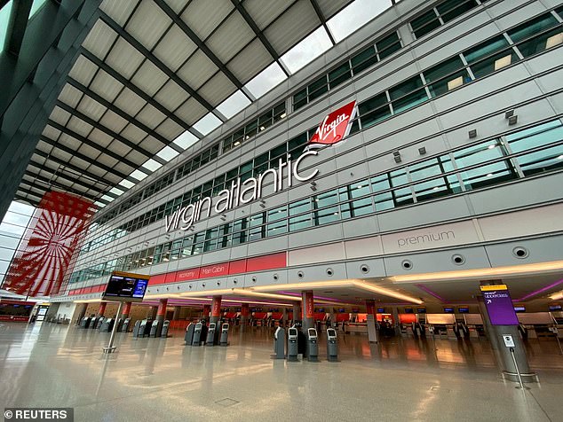 Khu vực làm thủ tục Virgin Atlantic được nhìn thấy trống rỗng tại sân bay Heathrow, London, vào tháng 4 khi đại dịch COVID-19 tàn phá ngành hàng không. Ảnh: Reuters.