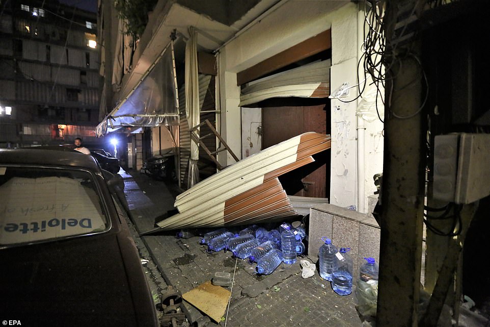 Lối vào một cửa hàng ở khu vực Burj Abu Haidar ở Beirut bị hư hỏng nặng.