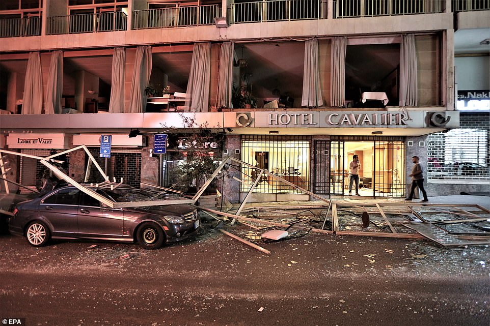 Kính vỡ vụn tại khách sạn Cavalier ở Beirut.