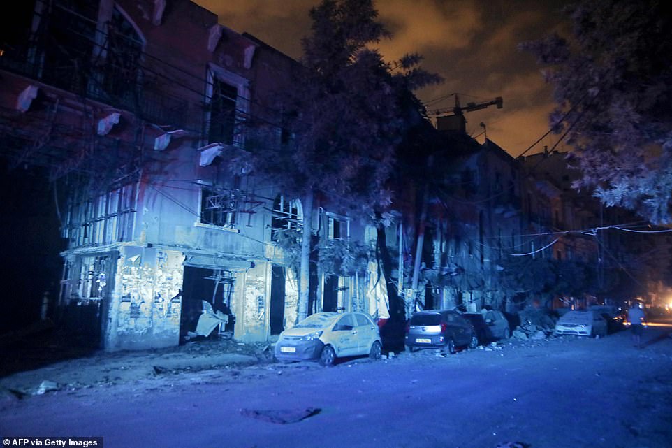 Các tòa nhà và xe hơi bị phá hủy trong khu phố Mar Mikhael sau vụ nổ tại cảng Beirut đêm qua.
