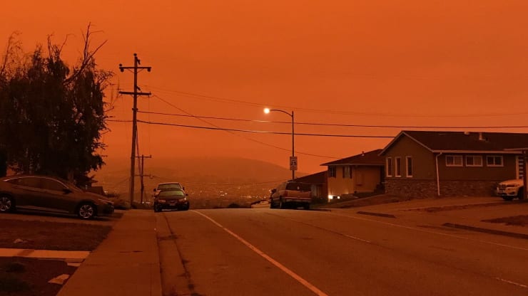   Đèn đường bật sáng giữa ban ngày ở San Bruno, California, khi bầu trời tối sầm lại bởi khói từ đám cháy ở phía tây. Ảnh: CNBC.  