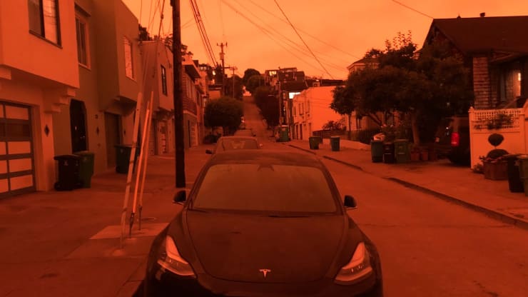   Ánh sáng màu cam tràn ngập đường phố San Francisco này khi khói lửa bao trùm bầu không khí vào ngày 9/9/2020. Ảnh: CNBC.  