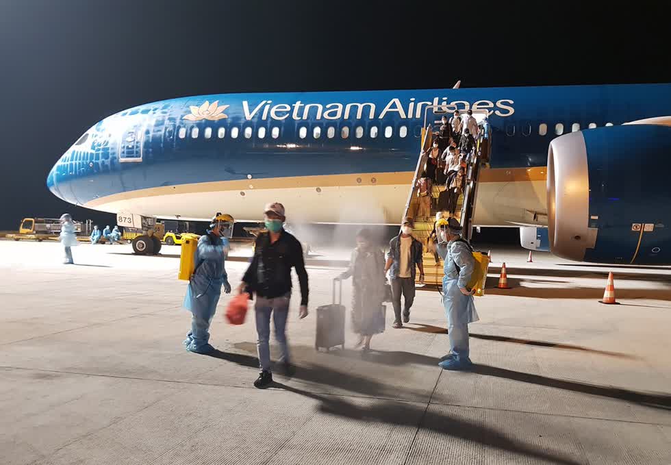 Hành khách trở về nước trên chuyến bay hồi hương của VNA. Ảnh minh họa