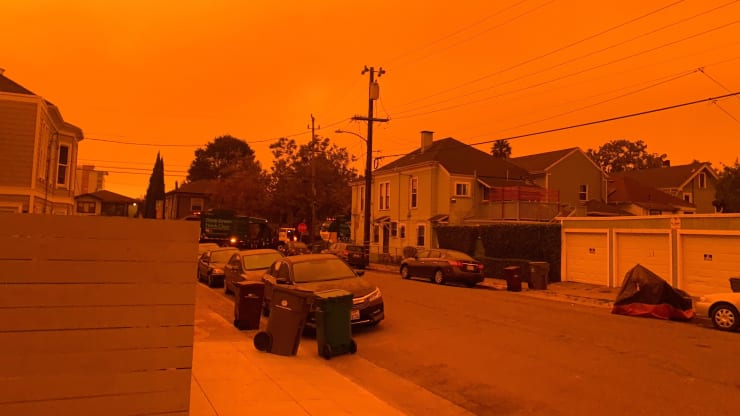   Bầu trời ở Oakland có màu cam sẫm do khói cháy rừng trên bầu khí quyển cao vào sáng thứ Tư, ngày 9/9. Ảnh: CNBC.  