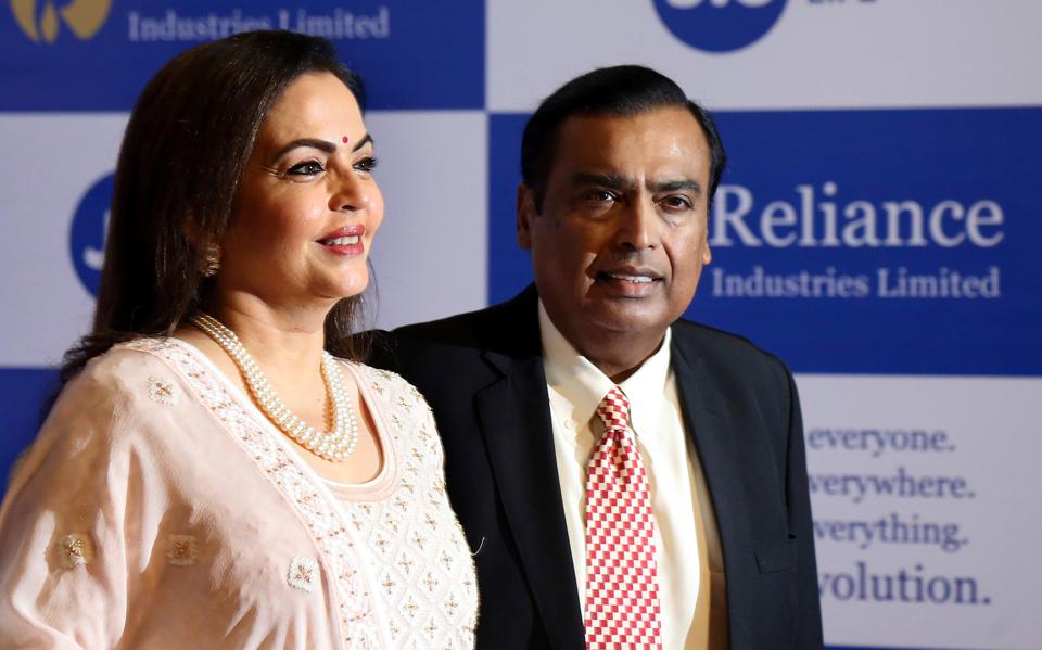 Mukesh Ambani và vợ, Nita Ambani, đến dự Đại hội đồng thường niên của Reliance Các ngành công nghiệp ở Mumbai, Ấn Độ vào ngày 12/8/2019. Ảnh: Getty.