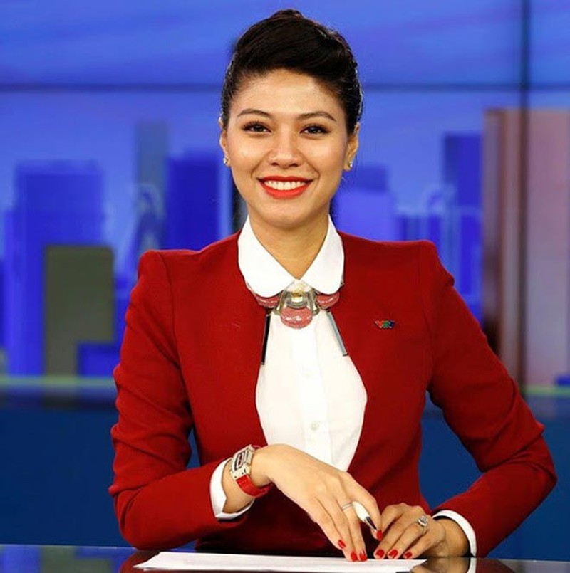 Nữ MC, BTV Ngọc Trinh luôn nổi bật khi lên sóng truyền hình.