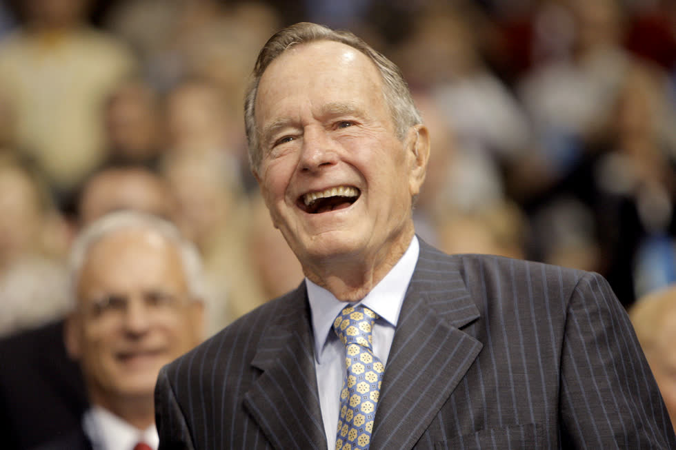 Cựu Tổng thống George H.W. Bush mỉm cười khi đến dự Đại hội Quốc gia của Đảng Cộng hòa ở St. Paul, Minnesota, vào thứ Ba, ngày 2 tháng 9 năm 2008. Ảnh AP / Jae C. Hong
