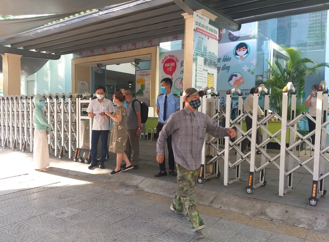   Các lối vào các khoa bệnh của bệnh viện này dọc đường Nguyễn Văn Linh đã được rào chắn, không cho người ra vào.   