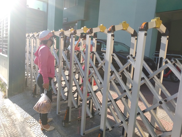   Các hàng rào đã được kéo lại ngăn không cho người ngoài vào.  