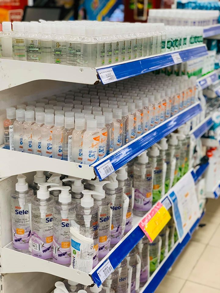 Các loại nước rửa tay đang được hệ thống siêu thị Co.opmart trên cả nước đưa lên kệ và không tăng giá bán.