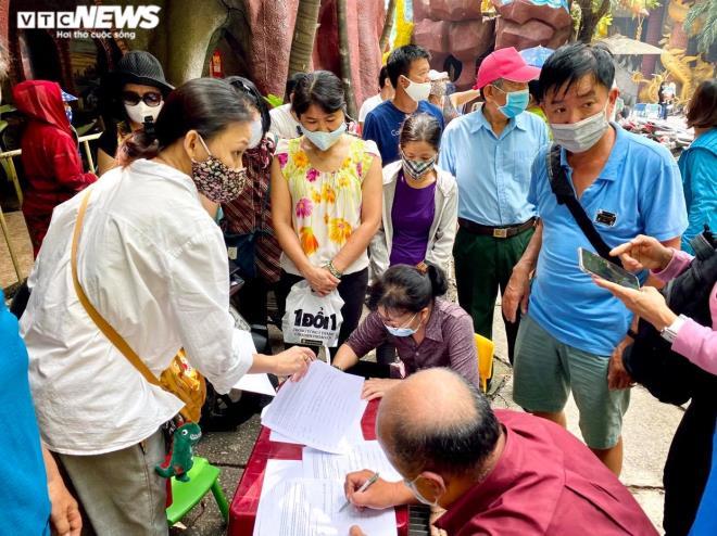 Hàng trăm người dân có gửi tro cốt tại chùa Kỳ Quang 2 cùng có mặt tại chùa chiều 3/9 để ký đơn kiện sư trụ trì. Ảnh: VTC News