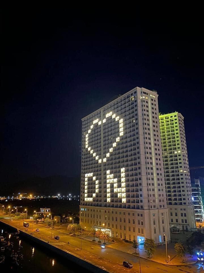   Một khách sạn ở Đà Nẵng thắp sáng các căn phòng để tạo thành hình ảnh trái tim kêu gọi cộng đồng chung tay phòng, chống dịch COVID-19.   