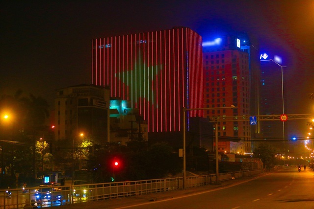   Nhiều người dân Đà Nẵng tỏ ra bất ngờ khi nhìn thấy những khách sạn lớn được 'vẽ' hình trái tim khổng lồ bằng ánh sáng.  