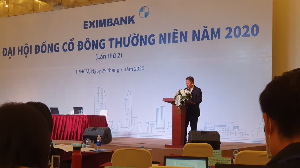 Ông Trần Ngọc Dũng tuyên bố ĐHCĐ 2020 lần thứ hai của Eximbank bất thành. Ảnh: Tất Đạt