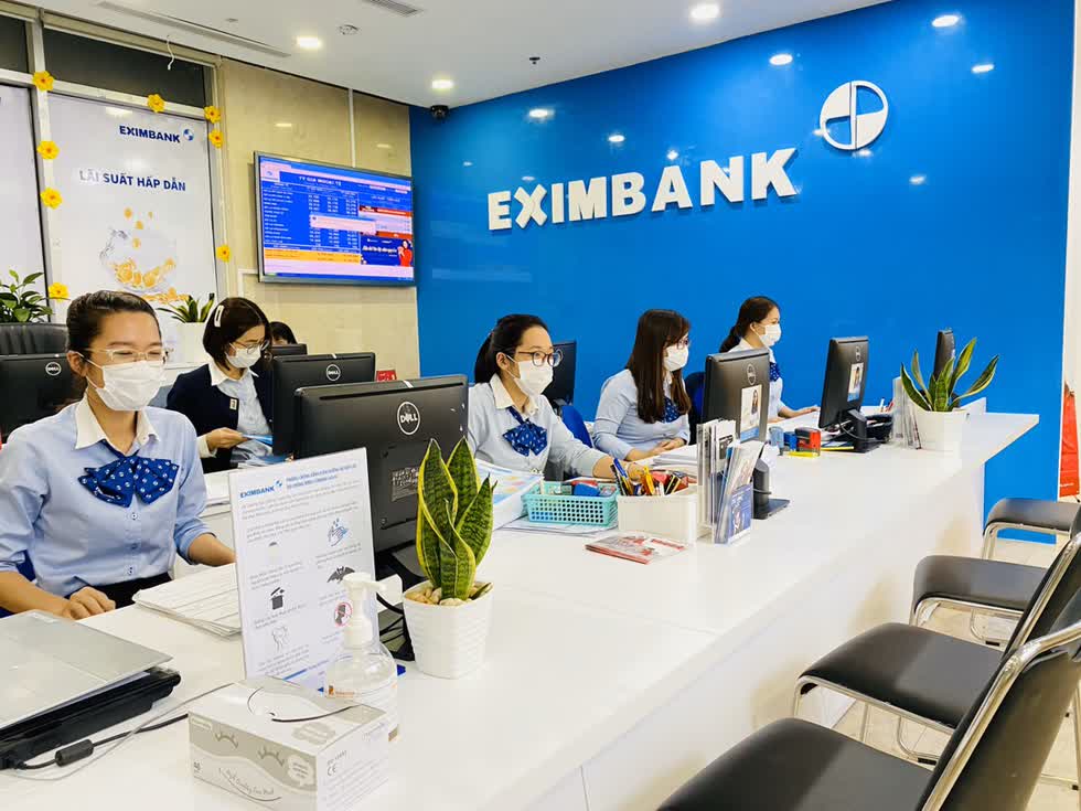 Eximbank yêu cầu cổ đông phải có giấy mời mộc đỏ, kể cả người đại diện. Ảnh: Eximbank