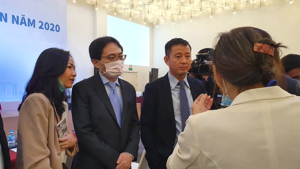 Chủ tịch Yasuhiro Saitoh và quyền Tổng giám đốc Nguyễn Cảnh Vinh nhận lỗi trước cổ đông. Ảnh: Tất Đạt