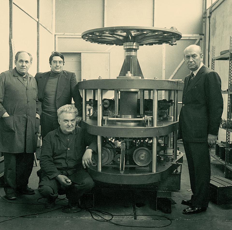 Sergio Stevanato (thứ hai từ trái sang) với cỗ máy 3BS và ba nhà đồng phát minh của nó, Bormioli, Bottaro và Bardelli. Ảnh: Stevanato