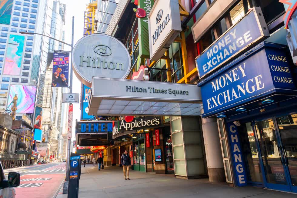 Hilton Times Square có thể là khách sạn đầu tiên ở New York công khai đóng cửa vô thời hạn. Ảnh: WSJ
