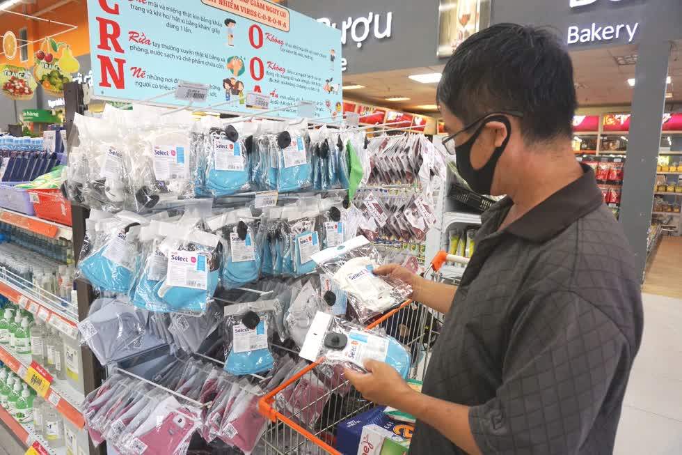 Khách hàng chọn mua khẩu trang vải kháng khuẩn tại siêu thị Co.opXtra Linh Trung,Thủ Đức.