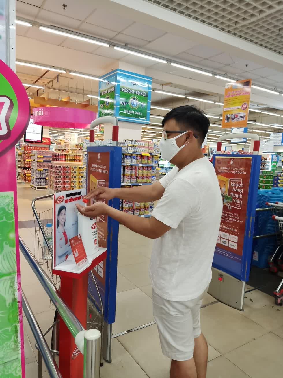 Khách hàng rửa tay diệt khuẩn trước khi vào mua sắm tại siêu thị Co.opmart Đà Nẵng.