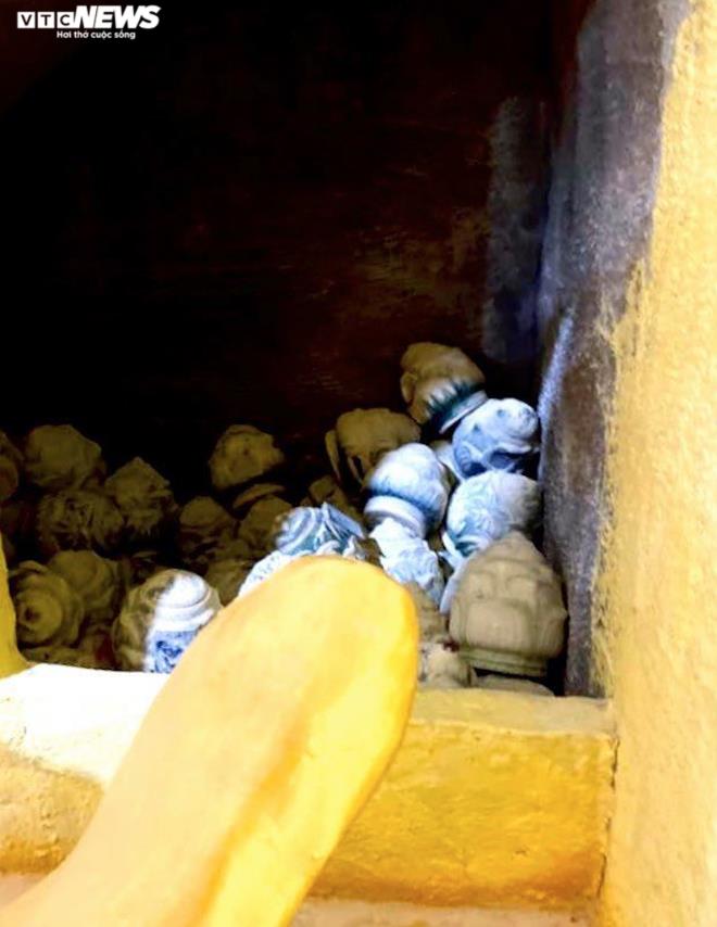 Nhiều hũ tro cốt, di ảnh của người đã khuất được chất đống trong xó tại chùa Kỳ Quang 2. 