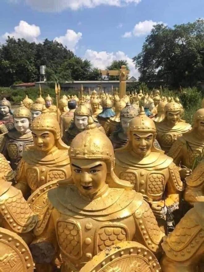 Hàng chục tượng lính nghi giống Trung Quốc tại khu du lịch thuộc Lâm Đồng.