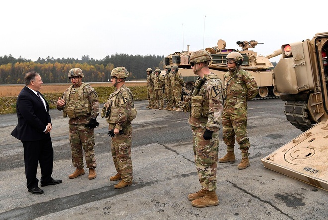 Ngoại trưởng Mike Pompeo thăm lực lượng Mỹ ở Đức năm 2019. Ảnh: Reuters.