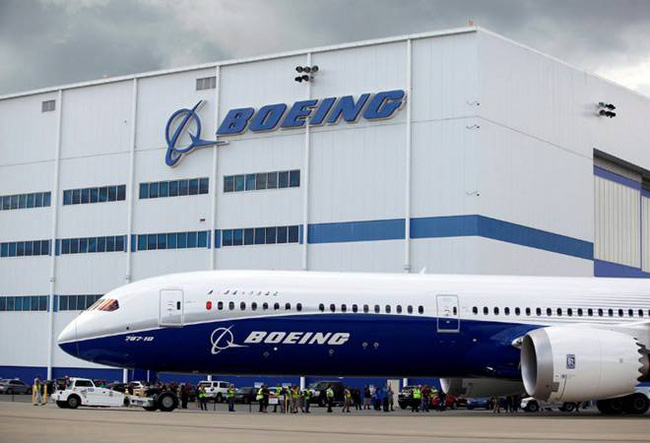   Boeing đã bị lỗ 2,4 tỷ USD trong quý II/2020 do giao hàng máy bay thương mại giảm sút sau khi máy bay 737 MAX bị cấm bay cũng như tác động của dịch bệnh.  