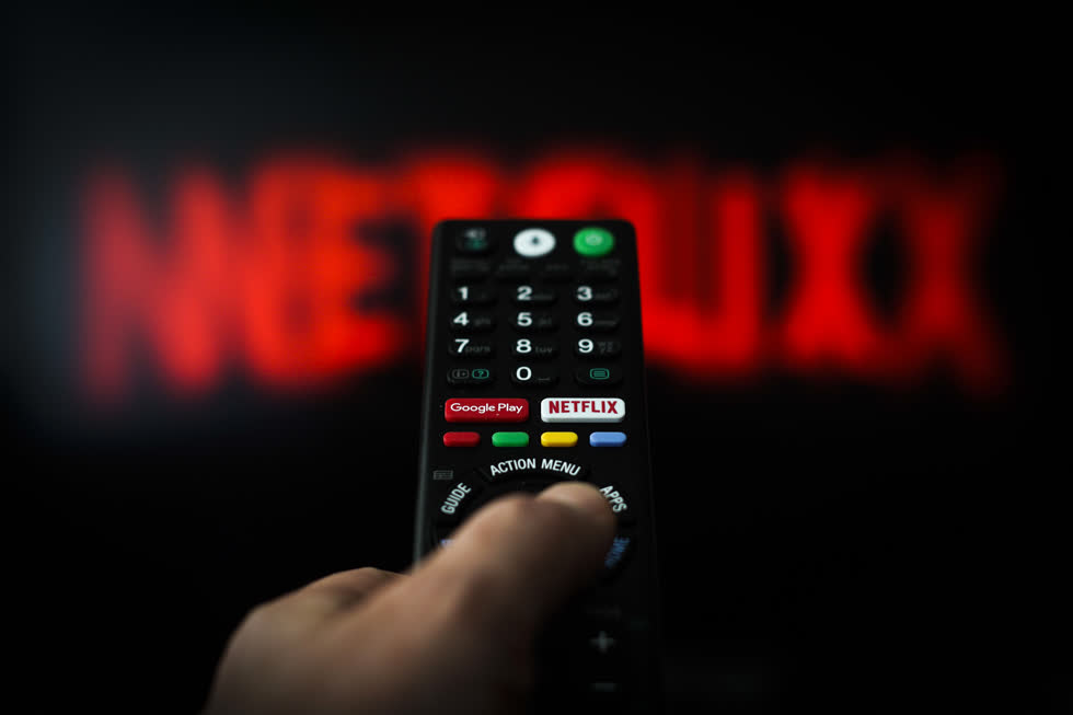 Netflix giờ là ứng dụng không thể thiếu, tích hợp sẵn trên điều khiển TV. Ảnh: CNBC