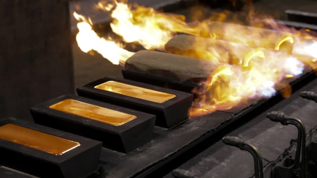 Các thỏi vàng đang được đúc tại một nhà máy của nhà sản xuất kim loại màu Gulidov Krasnoyarsk ở Nga. Ảnh: Getty