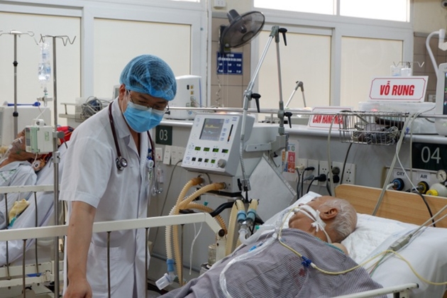 Cụ ông ngộ độc sau khi ăn pate Mih Chay đang điều trị tại Bệnh viện Bạch Mai. Ảnh: BVPL