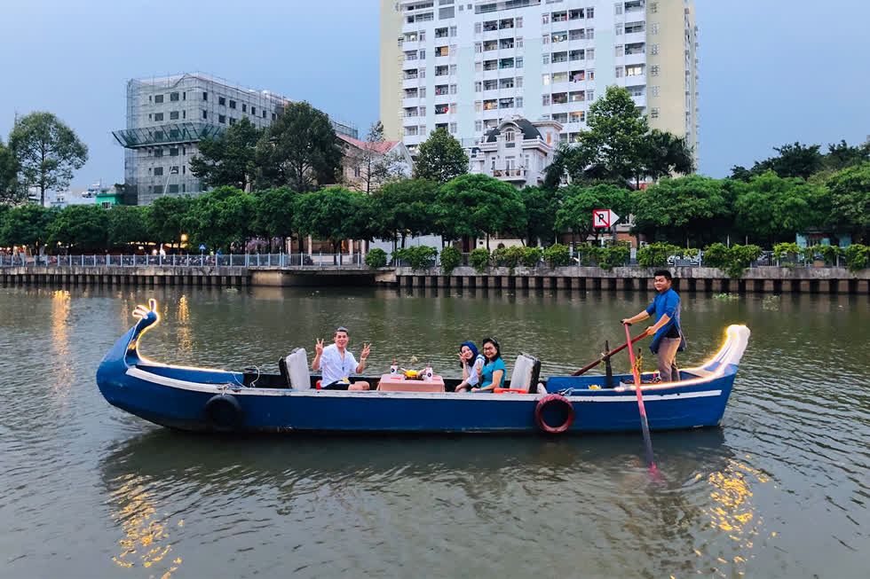 Du ngoạn bằng thuyền chèo trên kênh Nhiêu Lộc - Thị Nghè với Saigon Boat Tour. Ảnh: SBT