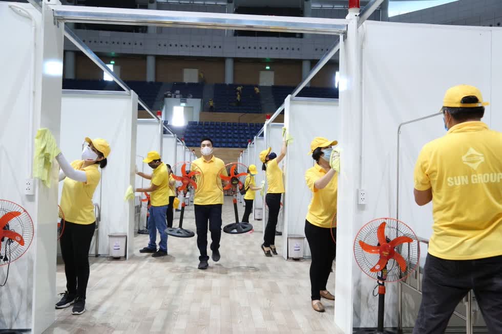 Hàng trăm cán bộ nhân viên doanh nghiệp tham gia vệ sinh, vận chuyển, lắp đặt thiết bị… để Bệnh viện dã chiến Tiên Sơn hoàn thành sớm hơn sự kiến 2,5 ngày. Ảnh: Sun Group