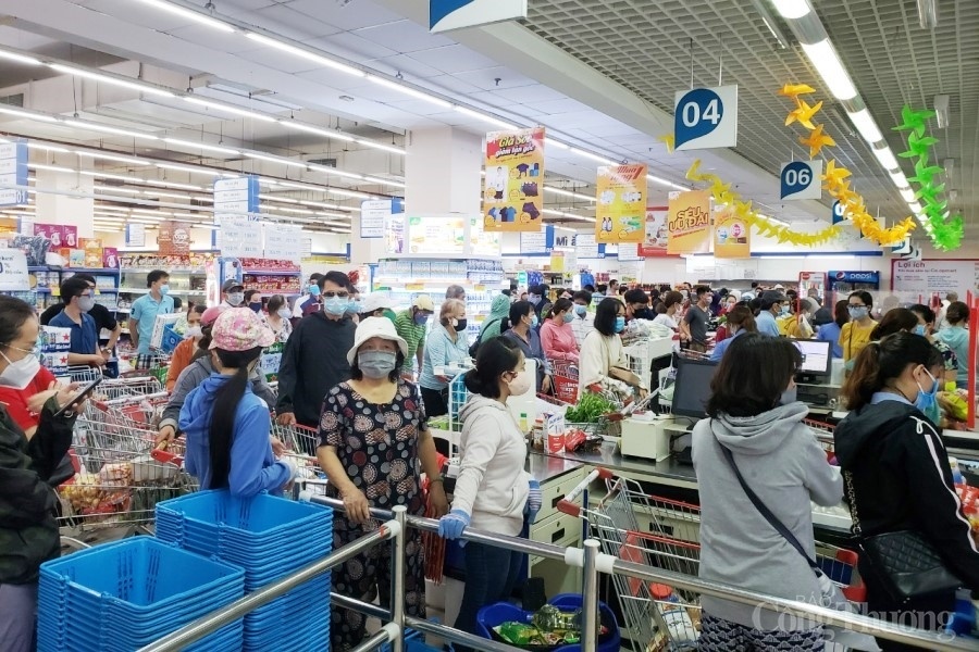   Mặc dù được thông tin là chợ, siêu thị không đóng cửa, tuy nhiên, nhiều người tiêu dùng vẫn mua nhiều hàng hóa hơn bình thường.  