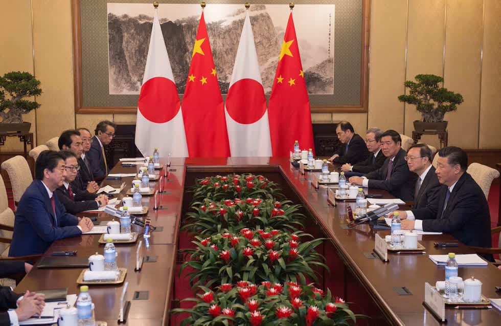 Ông Abe gặp gỡ nhà lãnh đạo  Trung Quốc  Tập Cận Bình tại Bắc Kinh năm 2018. Ảnh: NYT